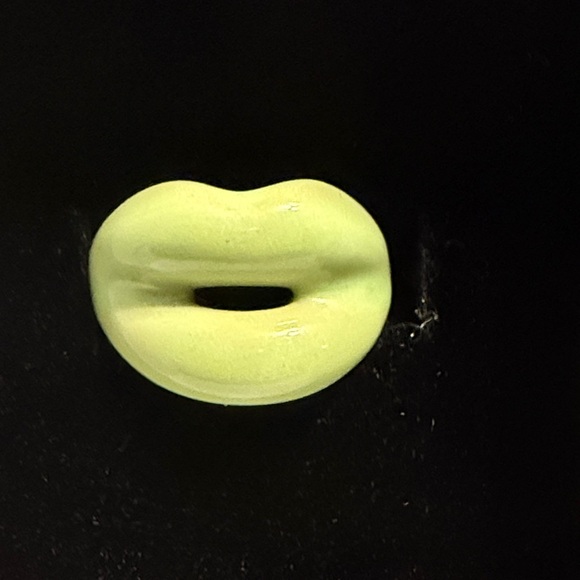*Rare*  Solange Azagury-Partridge Hot Lips ring  Glow in the Dark - Picture 3 of 6